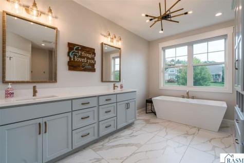 1005 Applewood Court Mankato MN 56001
