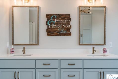 1005 Applewood Court Mankato MN 56001