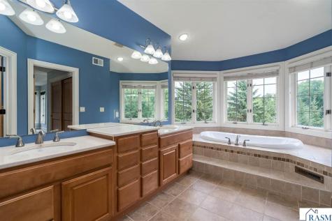 113 Hidden Oaks Circle Mankato MN 56001