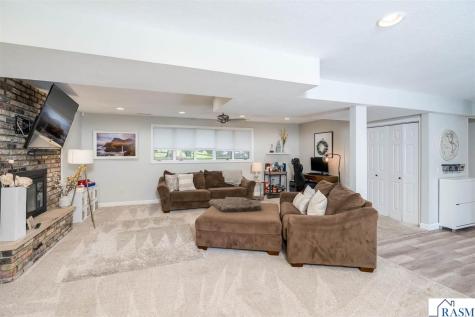 40 North Hill Court Mankato MN 56001