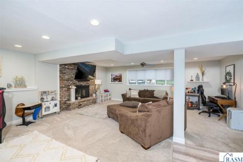 40 North Hill Court Mankato MN 56001