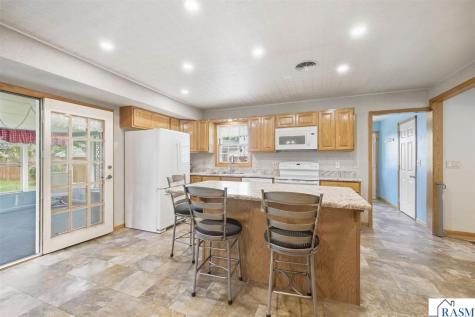 137 N Moringside Drive Le Sueur MN 56058