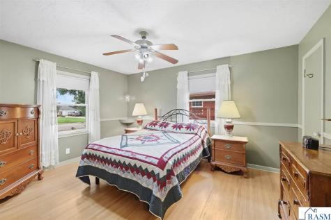 137 N Moringside Drive Le Sueur MN 56058