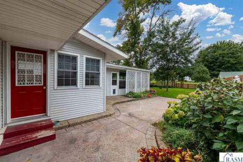 137 N Moringside Drive Le Sueur MN 56058