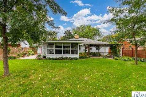 137 N Moringside Drive Le Sueur MN 56058