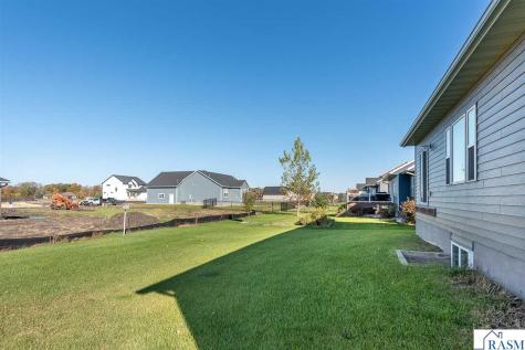 1763 Raymond Drive North Mankato MN 56003
