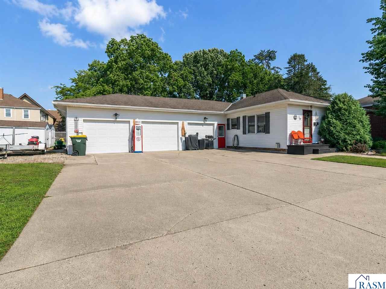 10 NE Buck Avenue Madelia MN 56062