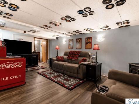 10 NE Buck Avenue Madelia MN 56062