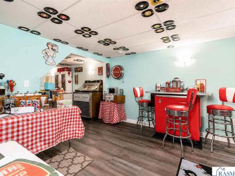 10 NE Buck Avenue Madelia MN 56062