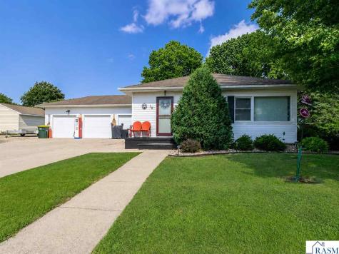 10 NE Buck Avenue Madelia MN 56062