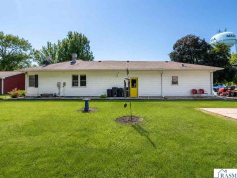 10 NE Buck Avenue Madelia MN 56062