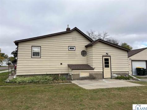 923 7th Avenue North St. James MN 56081
