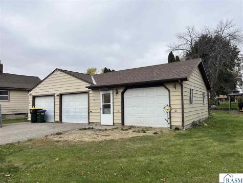 923 7th Avenue North St. James MN 56081