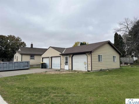 923 7th Avenue North St. James MN 56081
