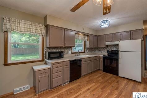 1506 James Drive North Mankato MN 56000-3