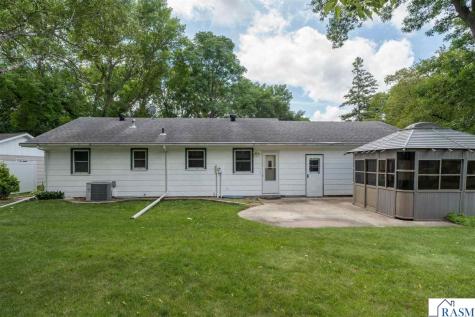 1506 James Drive North Mankato MN 56000-3
