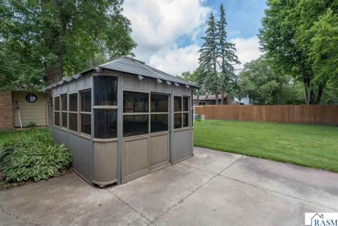 1506 James Drive North Mankato MN 56000-3