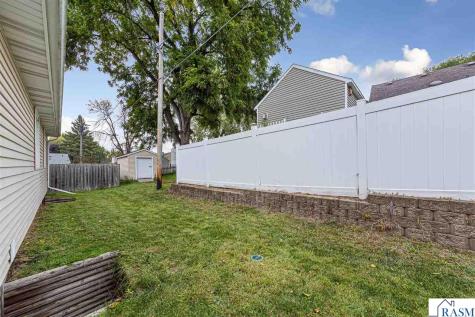 737 Gwyn Drive Mankato MN 56001