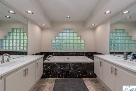 317 Meadow Woods Drive Mankato MN 56001
