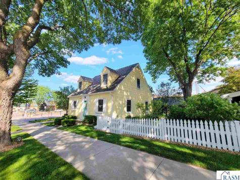 607 3rd Street N New Ulm MN 56073
