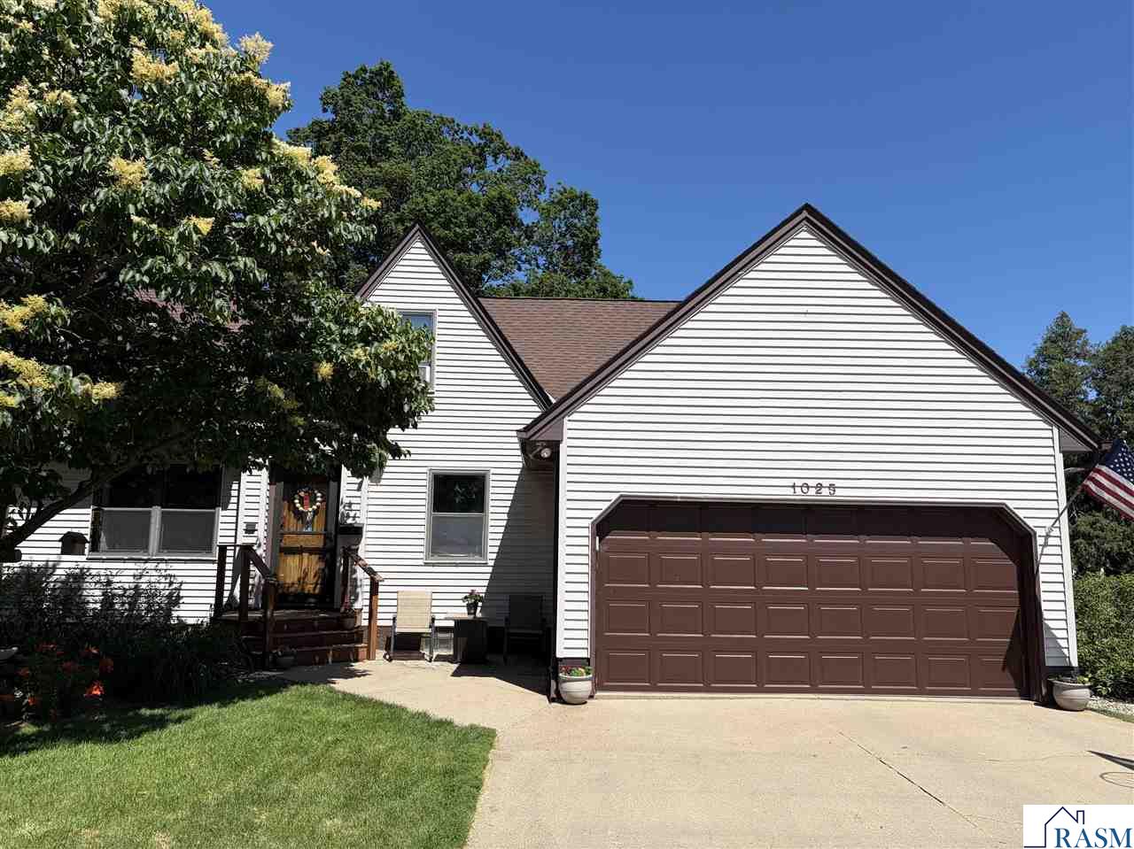 1025 S 3rd Avenue St. James MN 56081