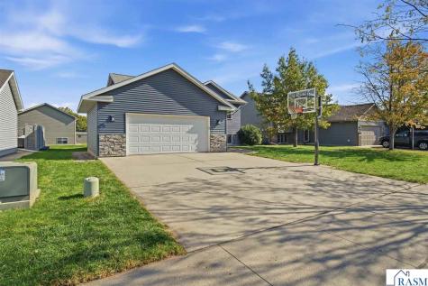 121 Pinehurst Drive Mankato MN 56001