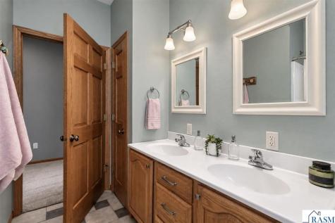 109 Cougar Drive Mankato MN 56001