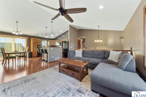 216 Grovebrook Circle Mankato MN 56001