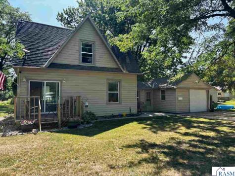102 W College Avenue St. Peter MN 56082