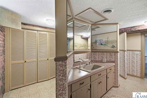 208 N 4th Avenue Waldorf MN 56091