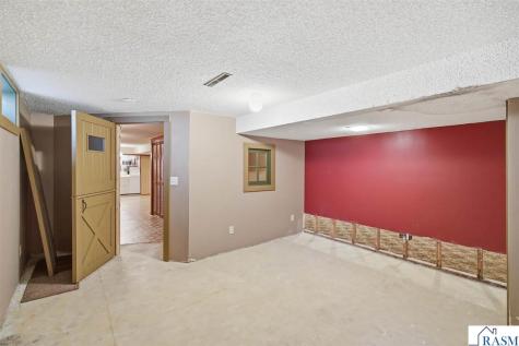 208 N 4th Avenue Waldorf MN 56091