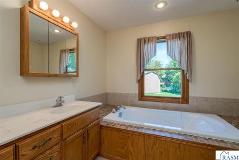 18 Columbia Court North Mankato MN 56003