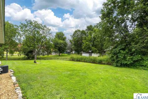 404 E Paquin Street Waterville MN 56096-1532