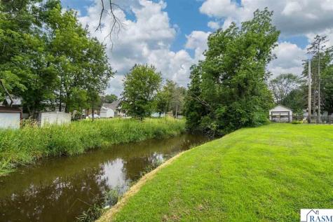 404 E Paquin Street Waterville MN 56096-1532