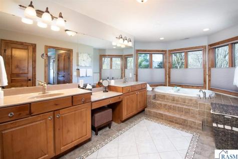 204 Woodhill Court Mankato MN 56001