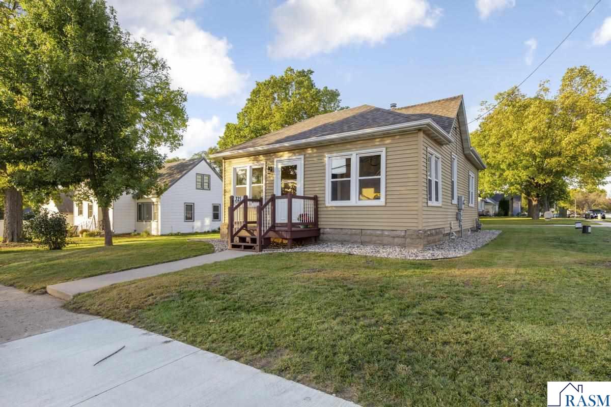 321 Oak Street Le Sueur MN 56058