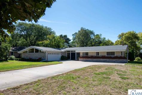 1214 W River Drive Mankato MN 56001