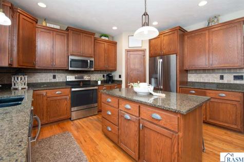 610 E Rolling Hills Drive Le Center MN 56057