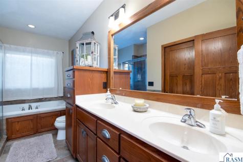 610 E Rolling Hills Drive Le Center MN 56057