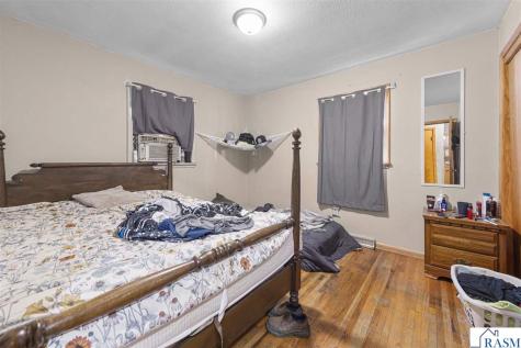 74 S Cordova Avenue Le Center MN 56057