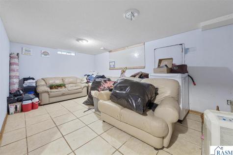 74 S Cordova Avenue Le Center MN 56057
