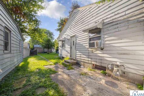 74 S Cordova Avenue Le Center MN 56057