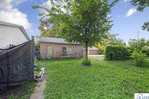 74 S Cordova Avenue Le Center MN 56057