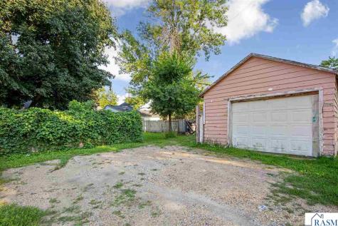 74 S Cordova Avenue Le Center MN 56057