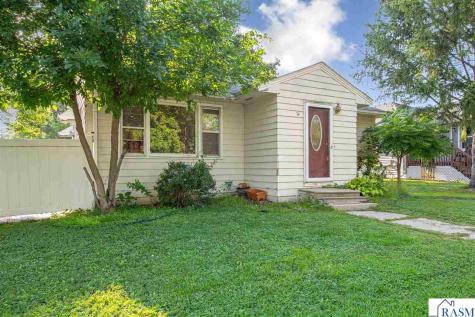 74 S Cordova Avenue Le Center MN 56057