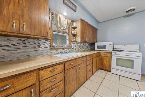 74 S Cordova Avenue Le Center MN 56057