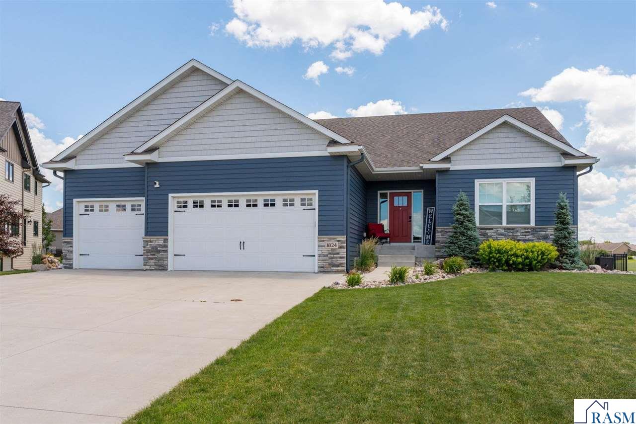 1824 Raymond Drive North Mankato MN 56003