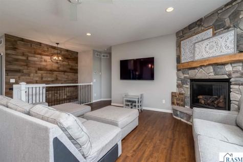1824 Raymond Drive North Mankato MN 56003