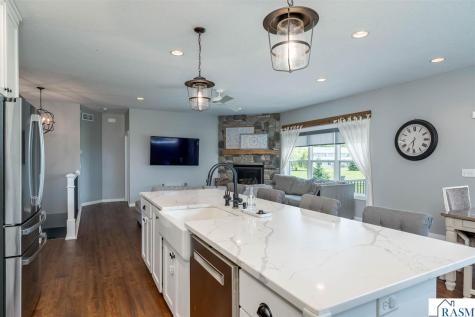 1824 Raymond Drive North Mankato MN 56003