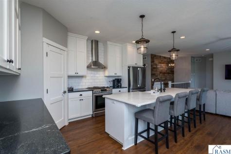 1824 Raymond Drive North Mankato MN 56003